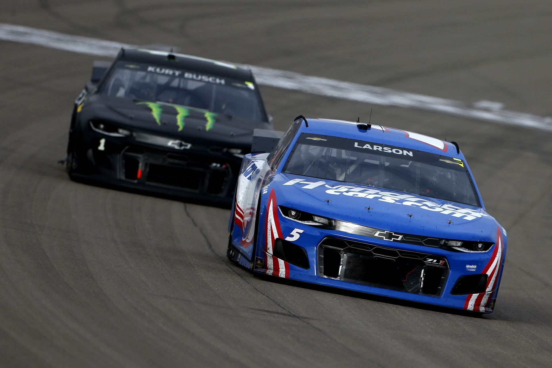 Kyle Larson (right) and Kurt Busch (left) at Las Vegas Motor Speedway in 2021 - Source: Getty